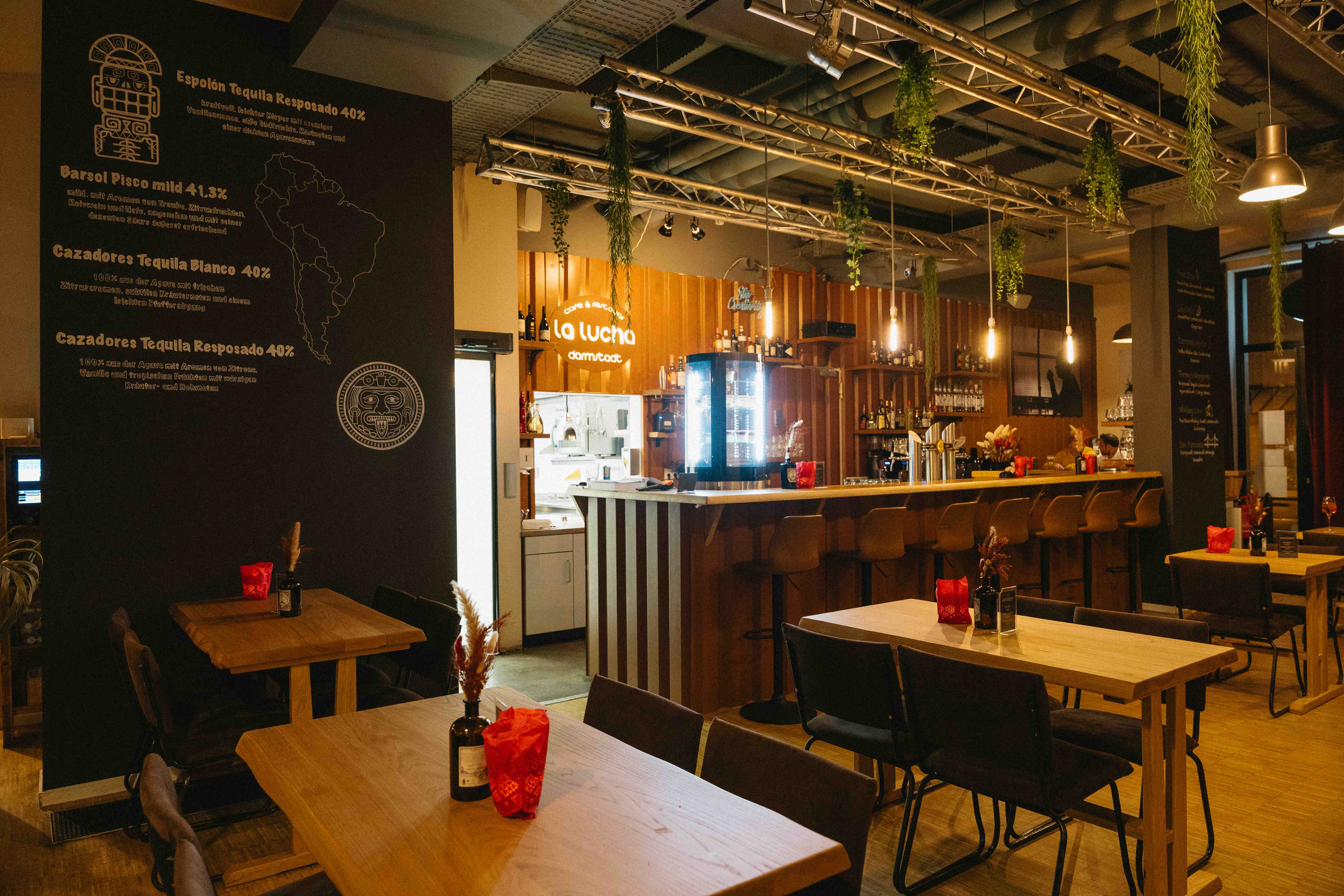 Restaurant Ambiente mit Neon-Logo