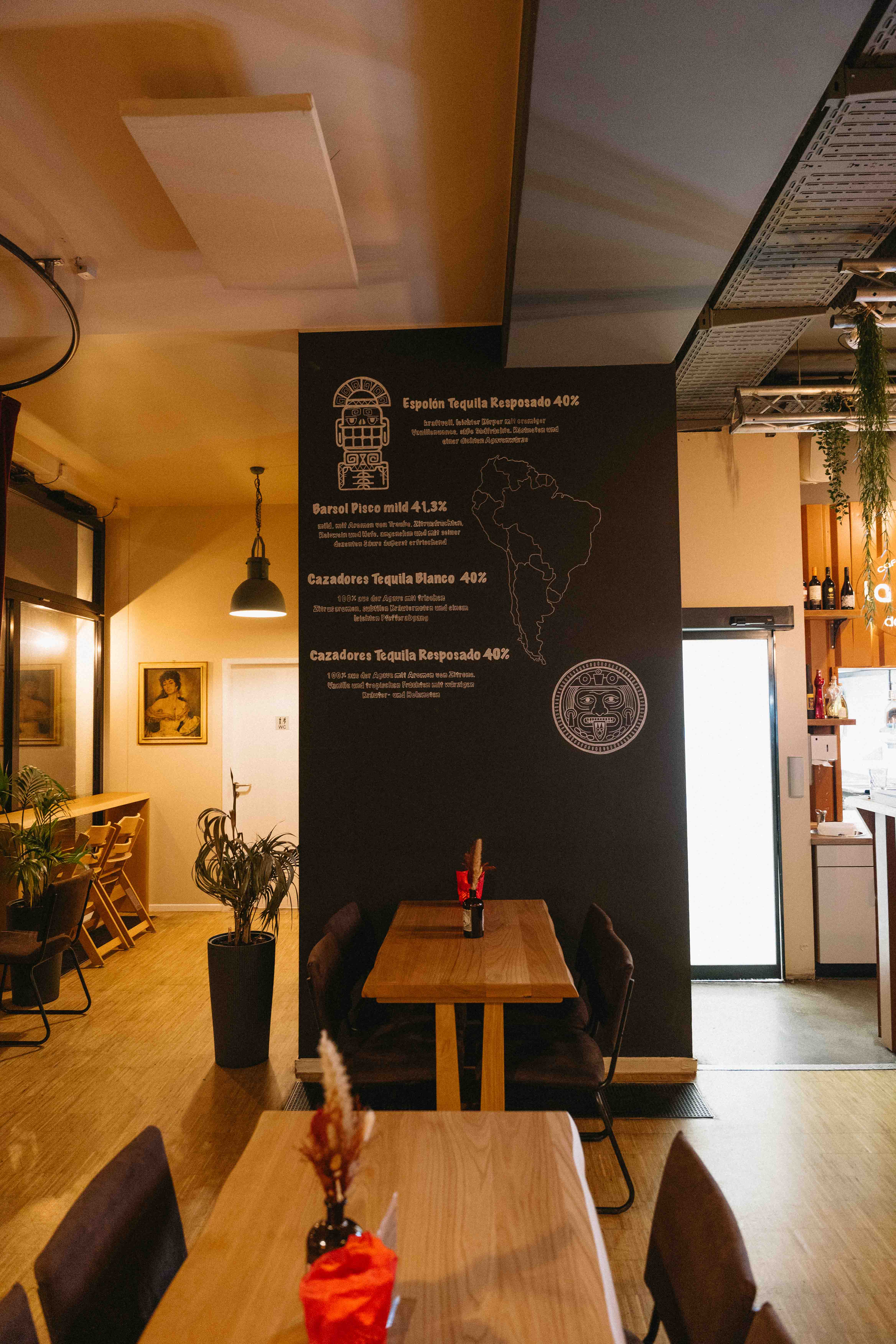 Gemütlicher Essbereich mit Tequila-Karte